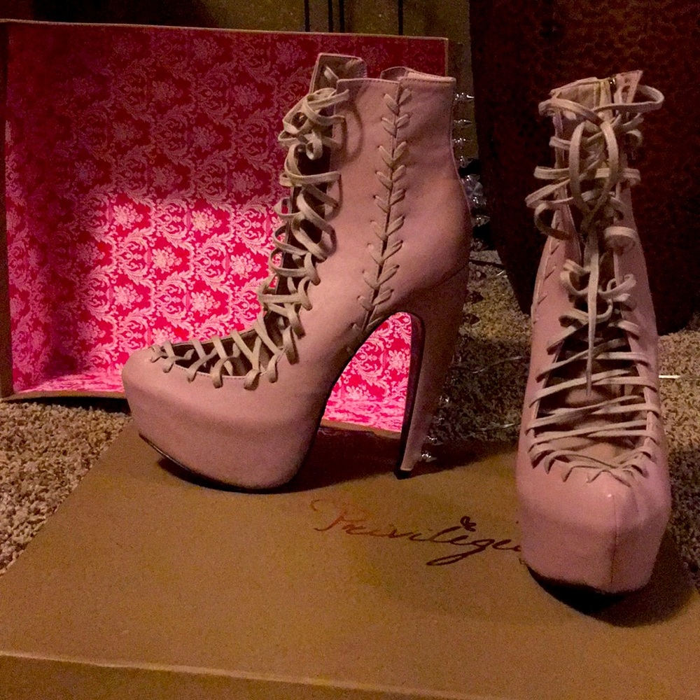 Privileged by J.C. Dossier 7.5 nude boot